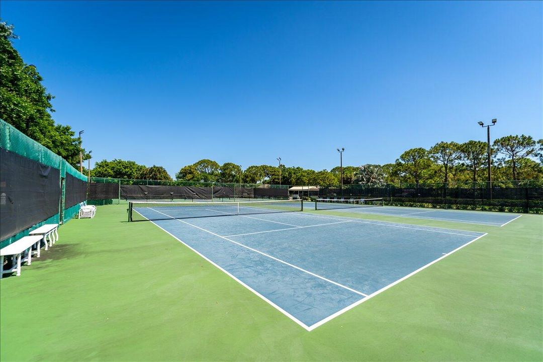 合同活跃: $214,900 (2 贝兹, 2 浴室, 1037 平方英尺)