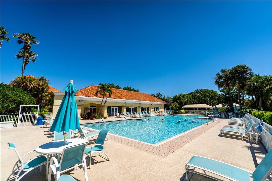 合同活跃: $214,900 (2 贝兹, 2 浴室, 1037 平方英尺)