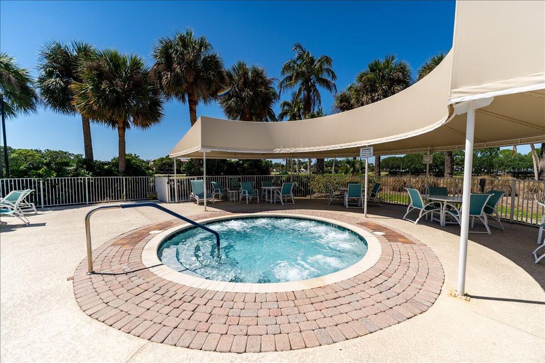 合同活跃: $214,900 (2 贝兹, 2 浴室, 1037 平方英尺)