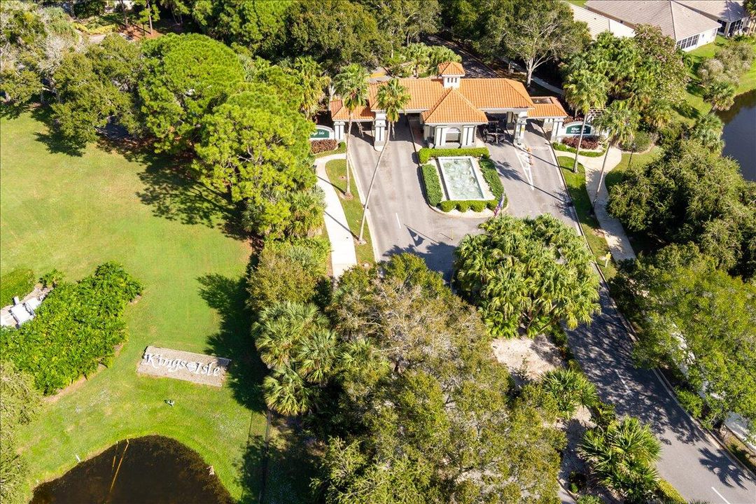 合同活跃: $214,900 (2 贝兹, 2 浴室, 1037 平方英尺)