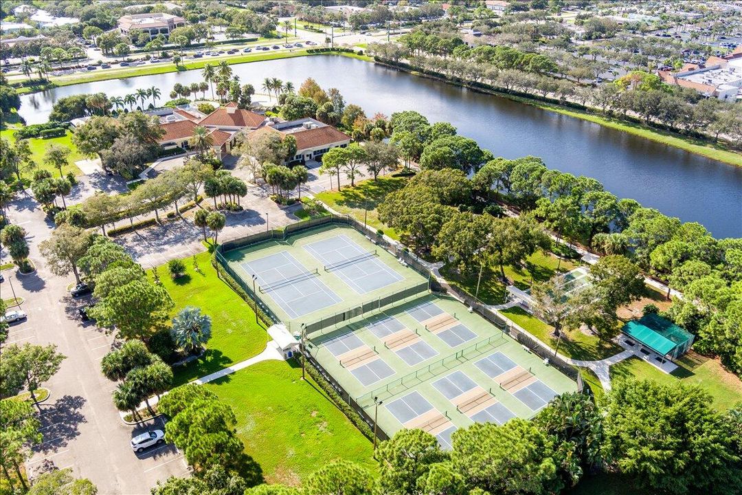 合同活跃: $214,900 (2 贝兹, 2 浴室, 1037 平方英尺)