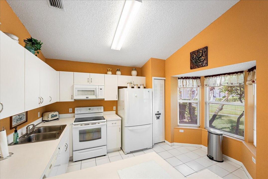 合同活跃: $214,900 (2 贝兹, 2 浴室, 1037 平方英尺)