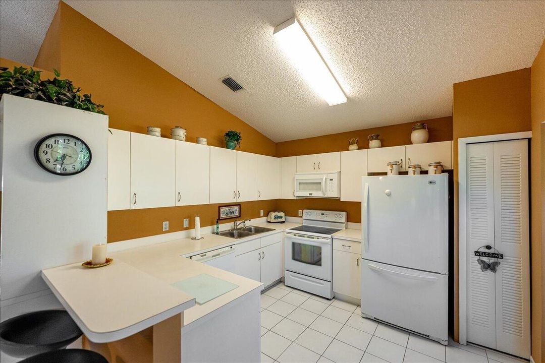 合同活跃: $214,900 (2 贝兹, 2 浴室, 1037 平方英尺)