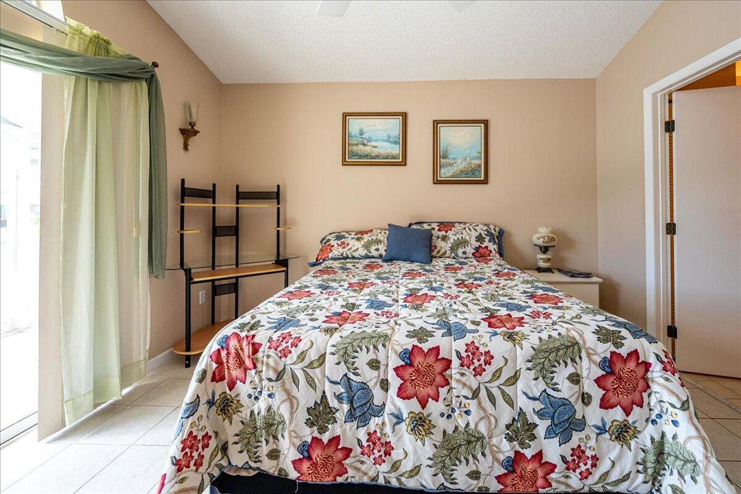 合同活跃: $214,900 (2 贝兹, 2 浴室, 1037 平方英尺)