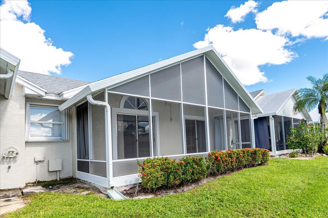 合同活跃: $214,900 (2 贝兹, 2 浴室, 1037 平方英尺)