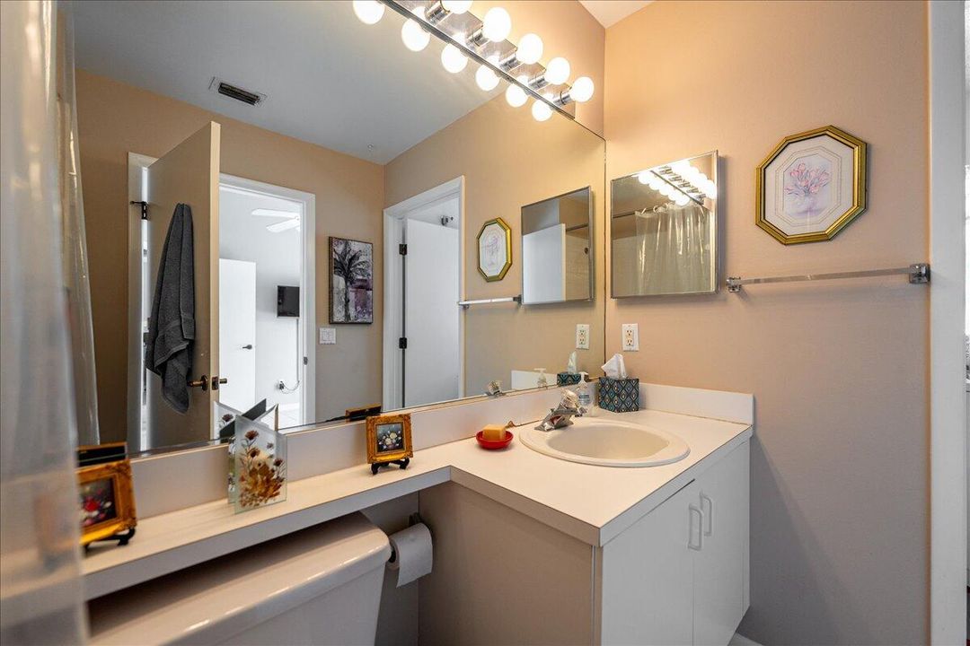 合同活跃: $214,900 (2 贝兹, 2 浴室, 1037 平方英尺)