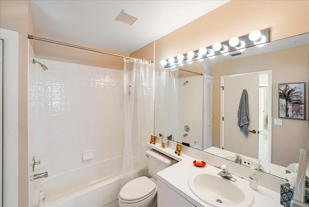 合同活跃: $214,900 (2 贝兹, 2 浴室, 1037 平方英尺)