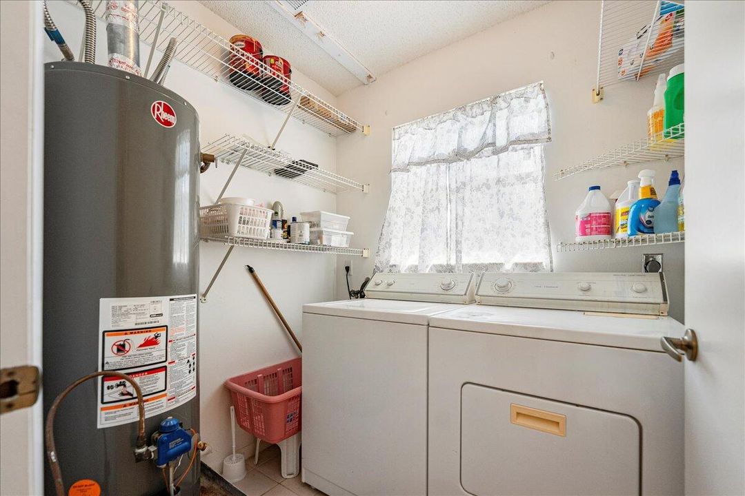 合同活跃: $214,900 (2 贝兹, 2 浴室, 1037 平方英尺)