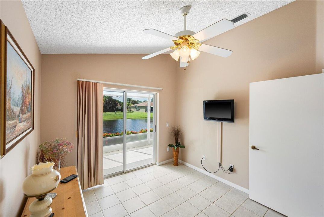 合同活跃: $214,900 (2 贝兹, 2 浴室, 1037 平方英尺)