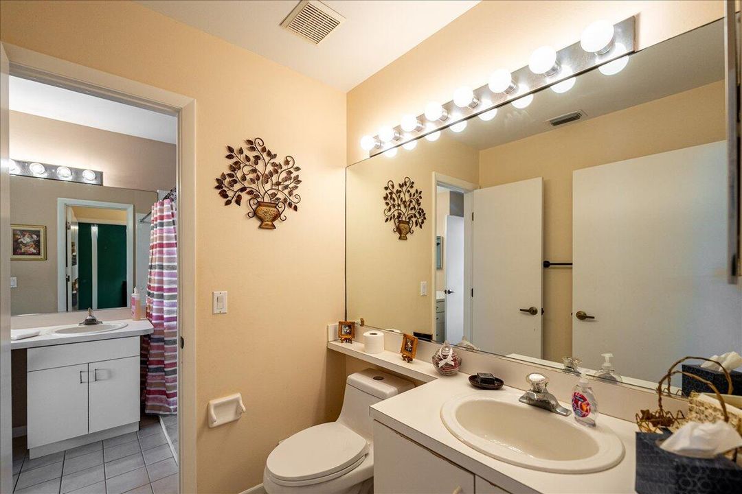 合同活跃: $214,900 (2 贝兹, 2 浴室, 1037 平方英尺)