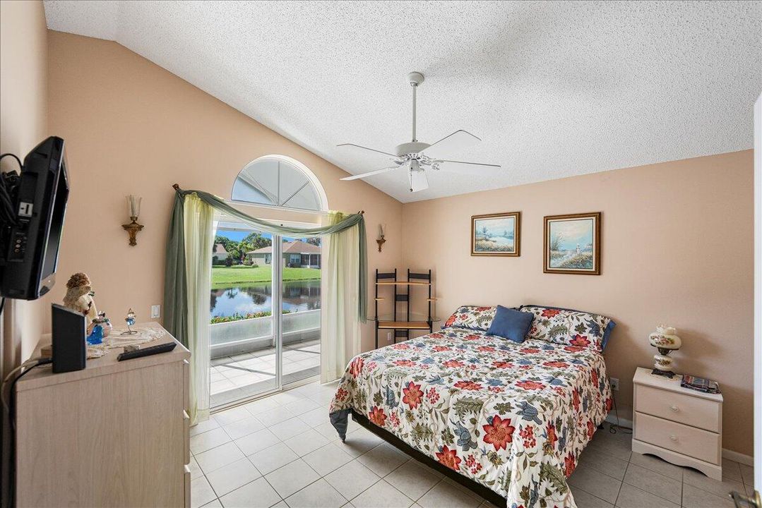 合同活跃: $214,900 (2 贝兹, 2 浴室, 1037 平方英尺)