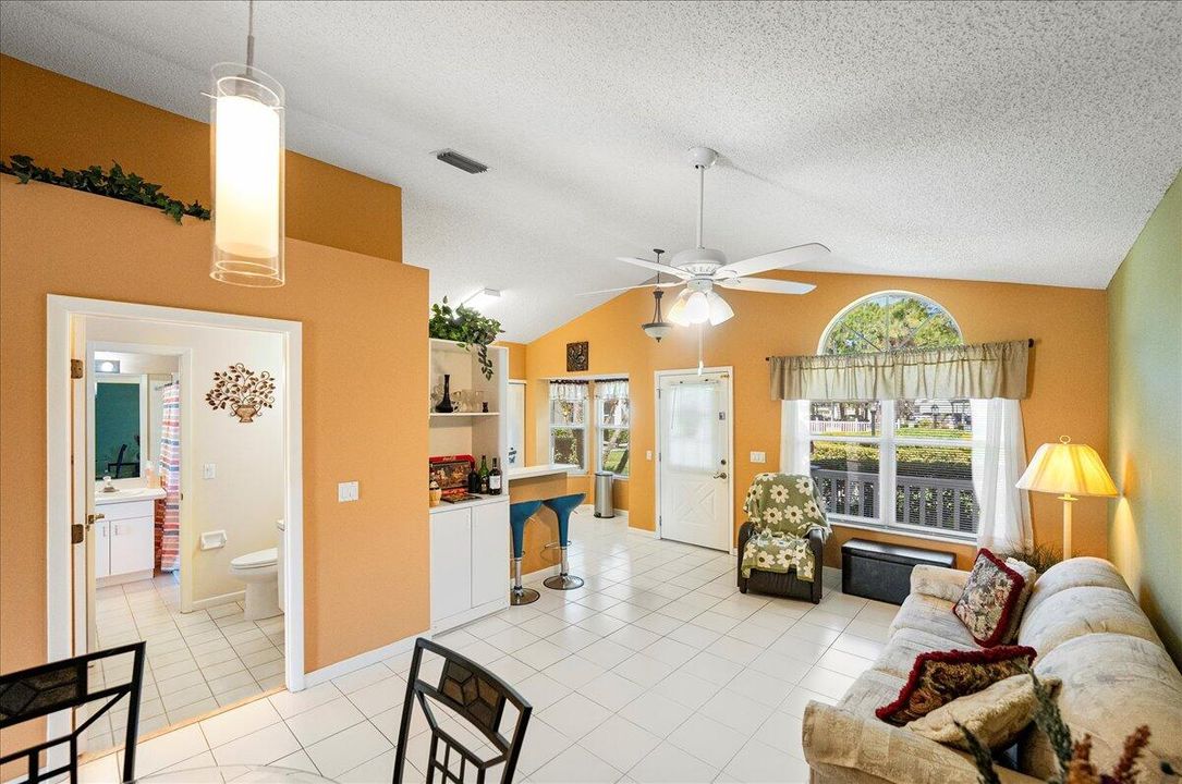 合同活跃: $214,900 (2 贝兹, 2 浴室, 1037 平方英尺)