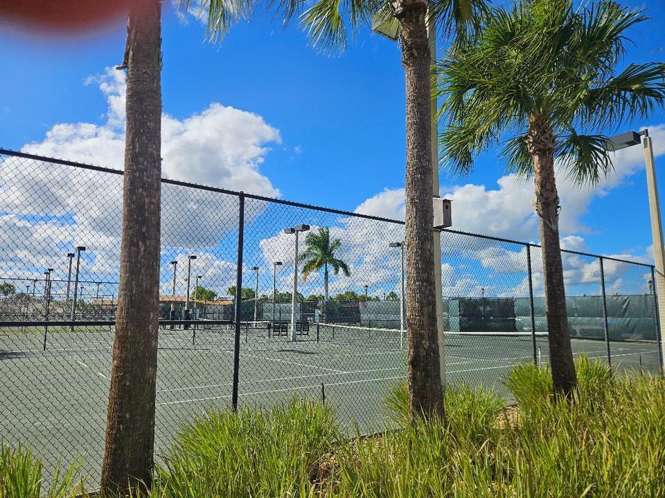 Active With Contract: $2,700 (2 beds, 2 baths, 1689 Square Feet)