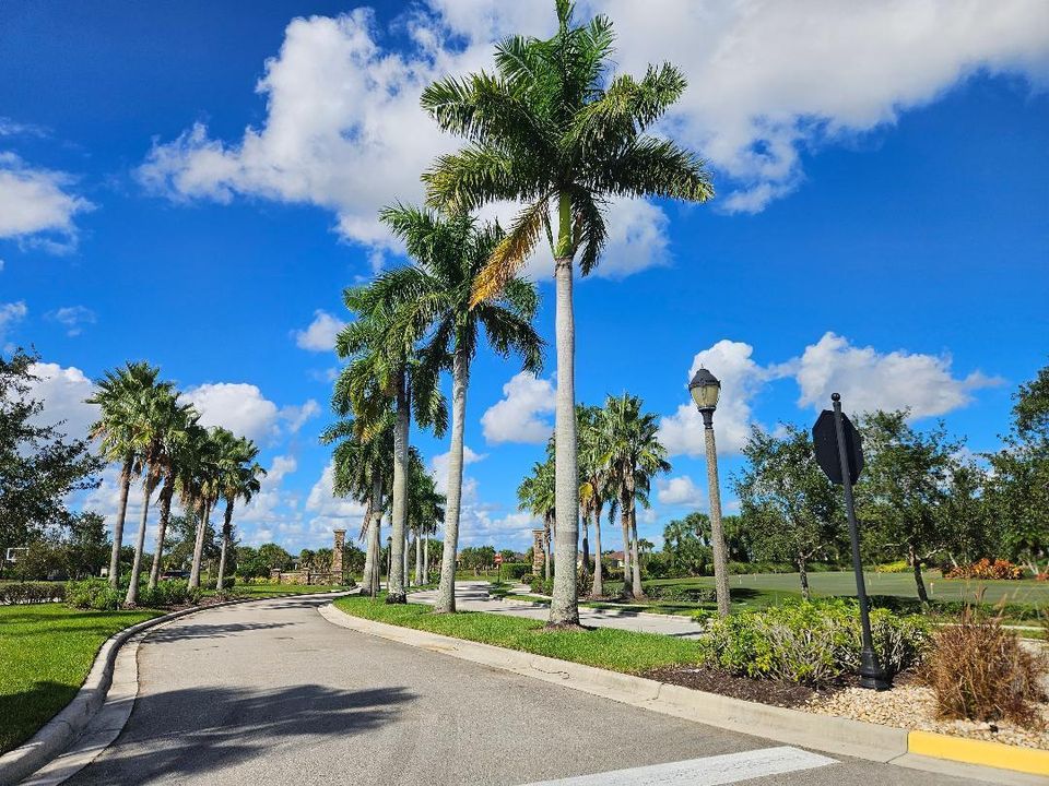 Active With Contract: $2,700 (2 beds, 2 baths, 1689 Square Feet)