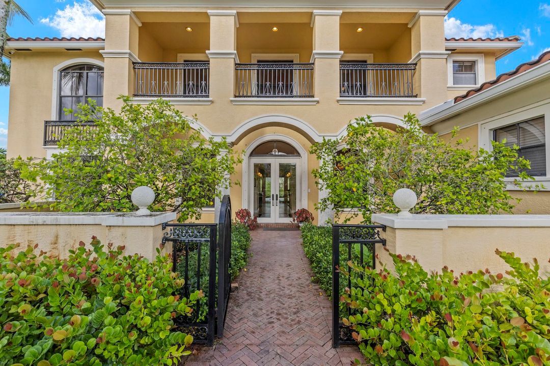 Под контрактом: $11,000 (5 спален, 4 ванн, 4616 Квадратных фут)