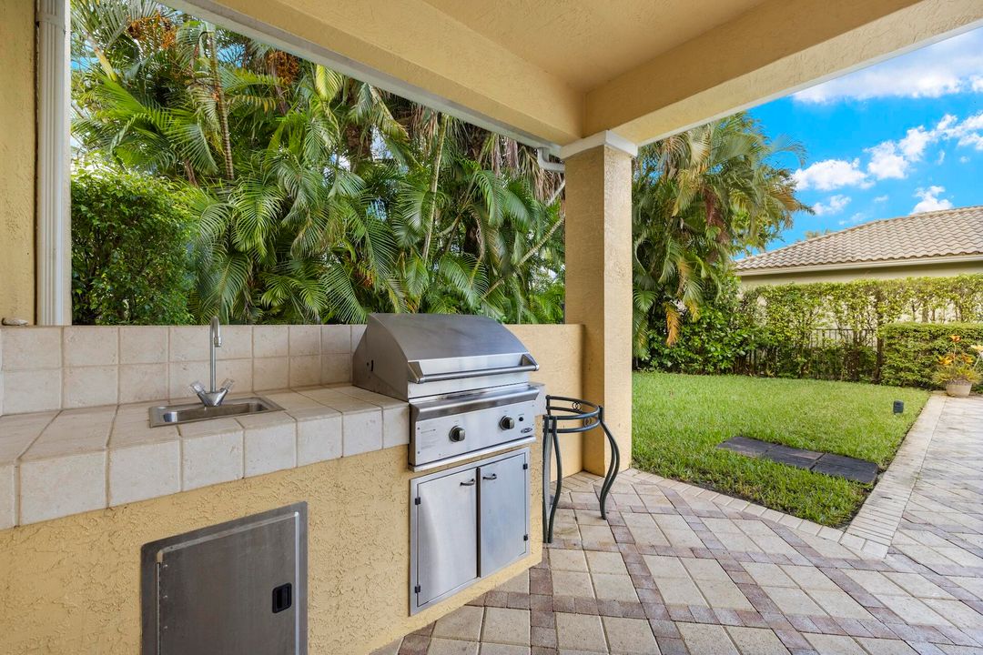 Под контрактом: $11,000 (5 спален, 4 ванн, 4616 Квадратных фут)