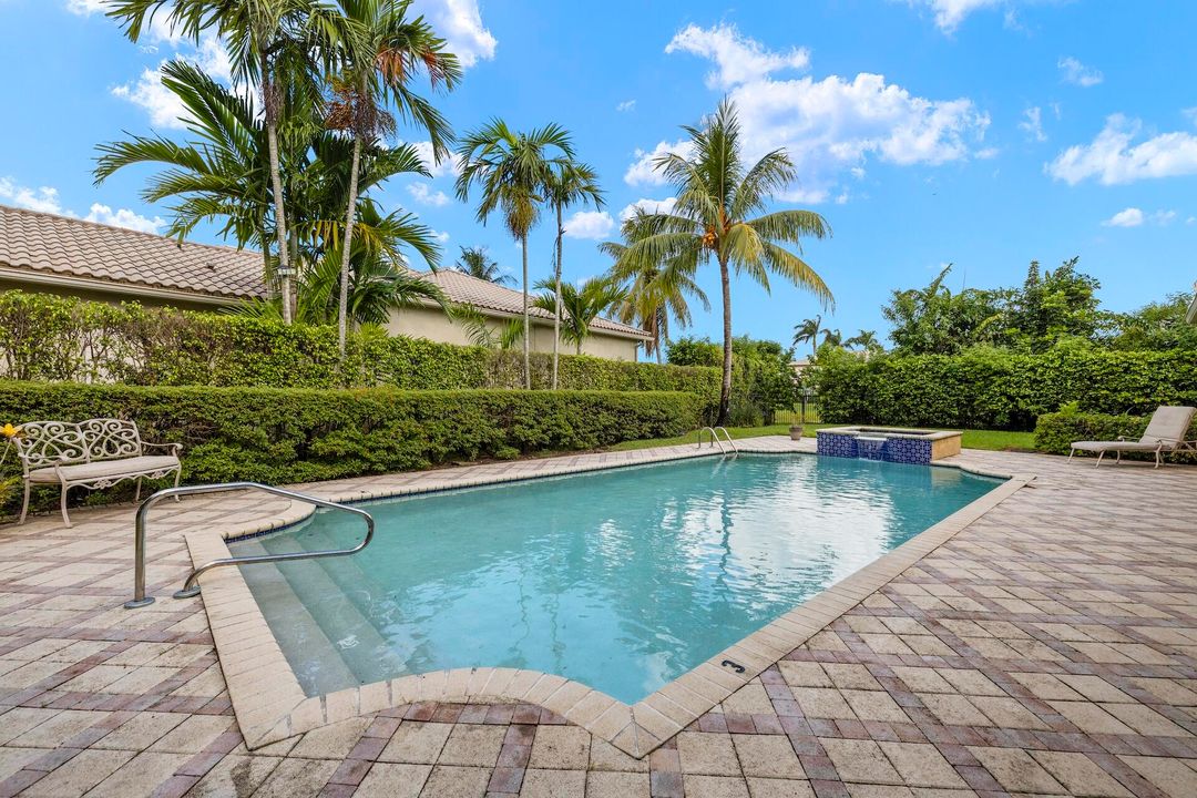 Под контрактом: $11,000 (5 спален, 4 ванн, 4616 Квадратных фут)