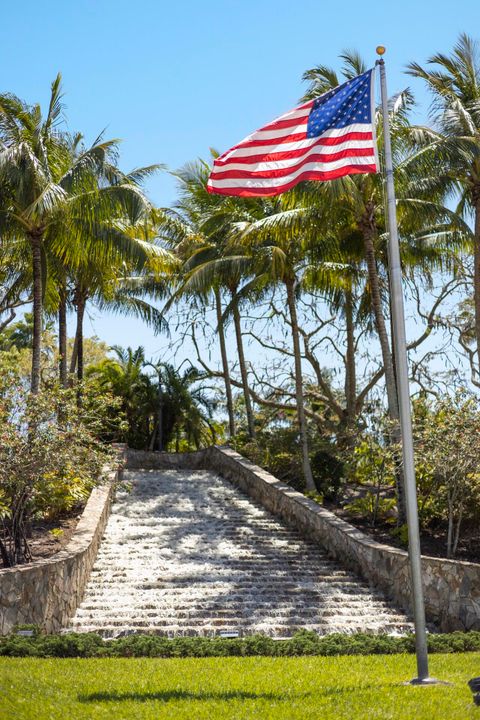 Под контрактом: $11,000 (5 спален, 4 ванн, 4616 Квадратных фут)