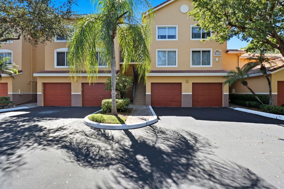 Active With Contract: $279,900 (3 beds, 2 baths, 1298 Square Feet)