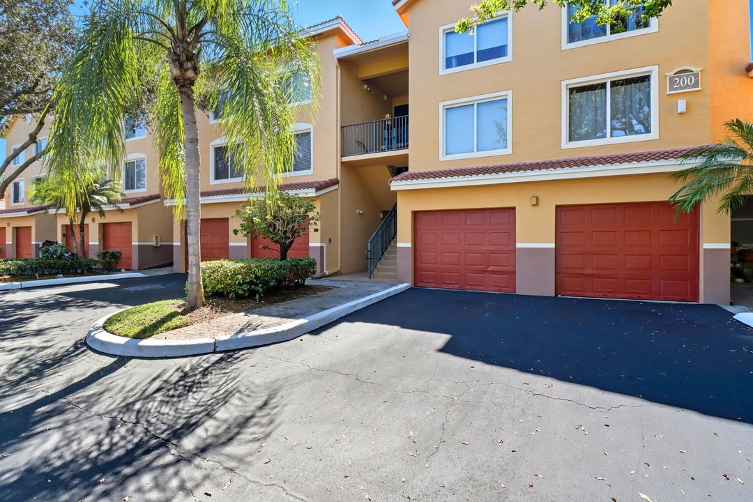 Active With Contract: $279,900 (3 beds, 2 baths, 1298 Square Feet)