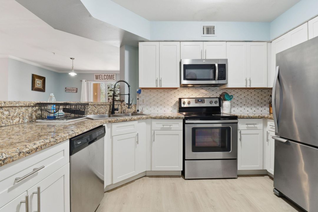 Active With Contract: $279,900 (3 beds, 2 baths, 1298 Square Feet)