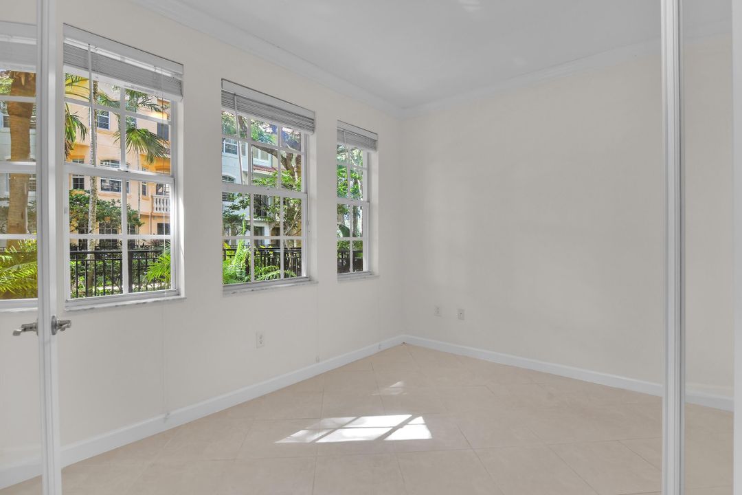 合同活跃: $3,500 (3 贝兹, 3 浴室, 2096 平方英尺)