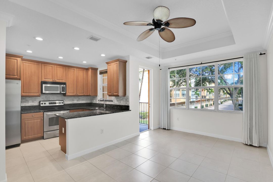 合同活跃: $3,500 (3 贝兹, 3 浴室, 2096 平方英尺)