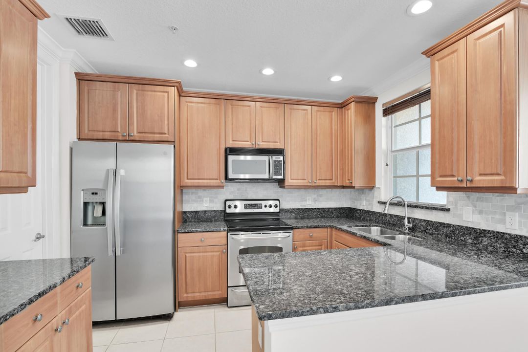 合同活跃: $3,500 (3 贝兹, 3 浴室, 2096 平方英尺)