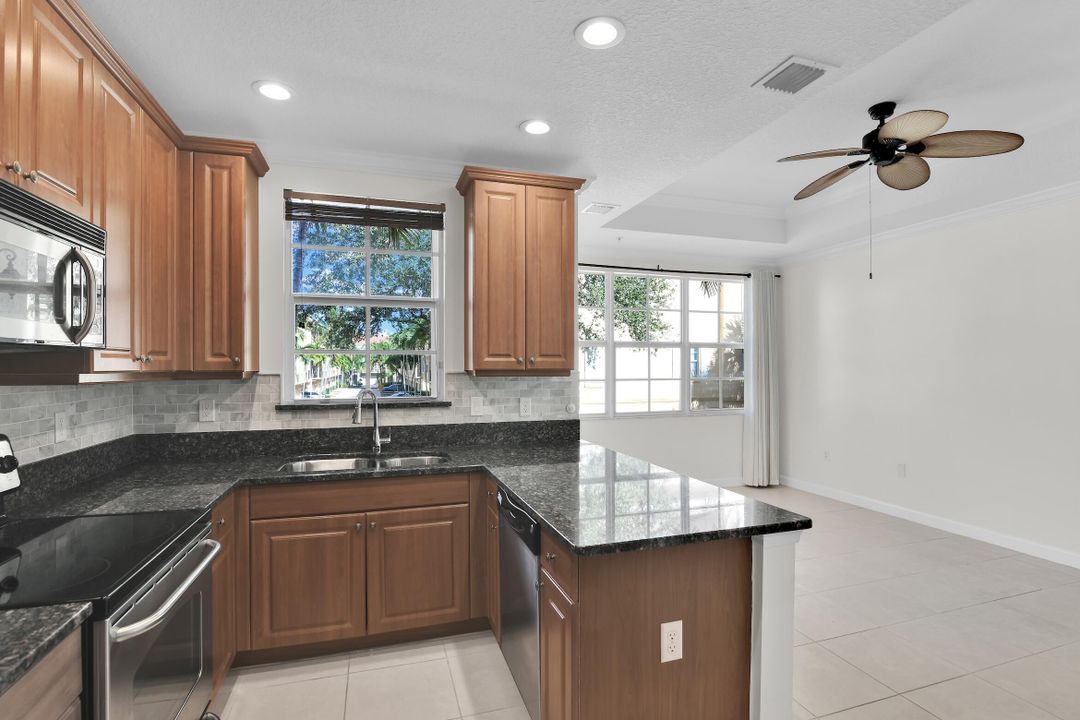 合同活跃: $3,500 (3 贝兹, 3 浴室, 2096 平方英尺)