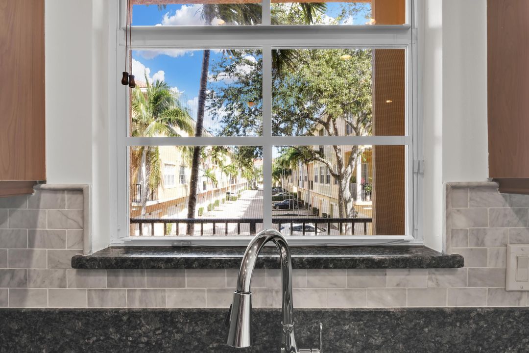 合同活跃: $3,500 (3 贝兹, 3 浴室, 2096 平方英尺)