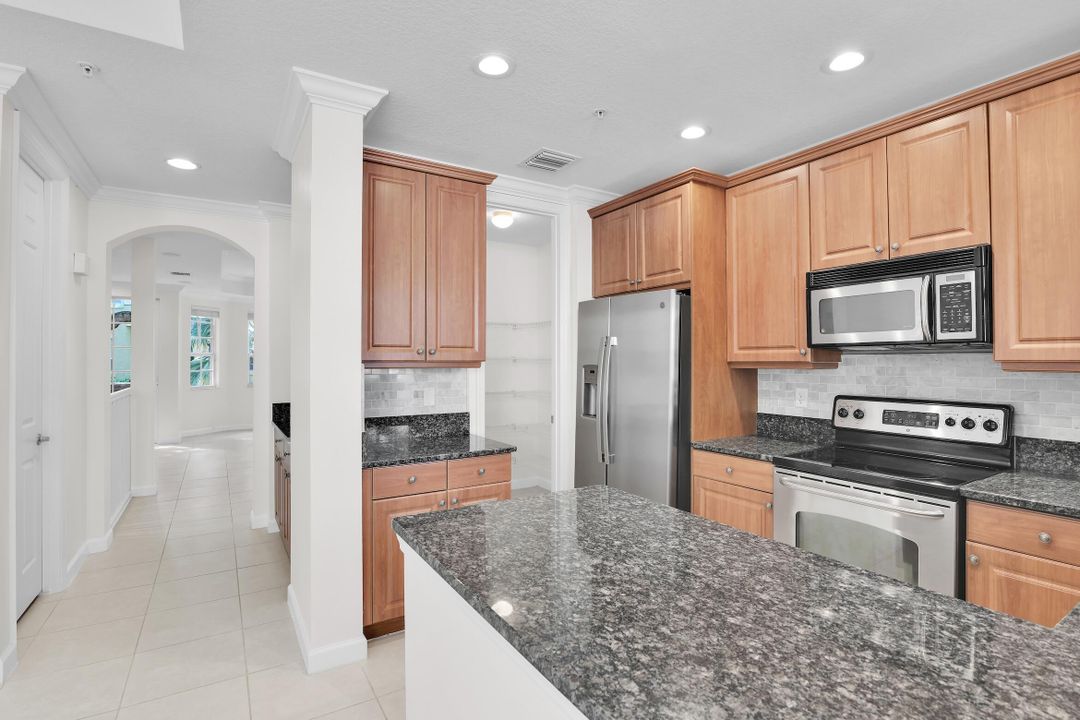 合同活跃: $3,500 (3 贝兹, 3 浴室, 2096 平方英尺)