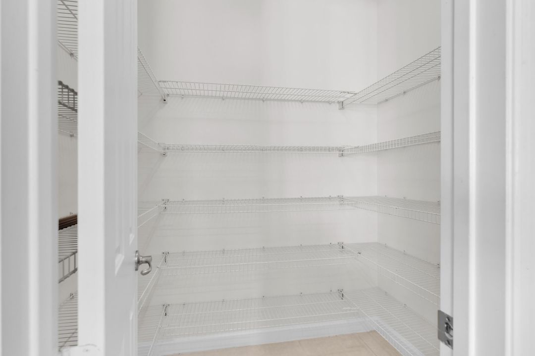 合同活跃: $3,500 (3 贝兹, 3 浴室, 2096 平方英尺)