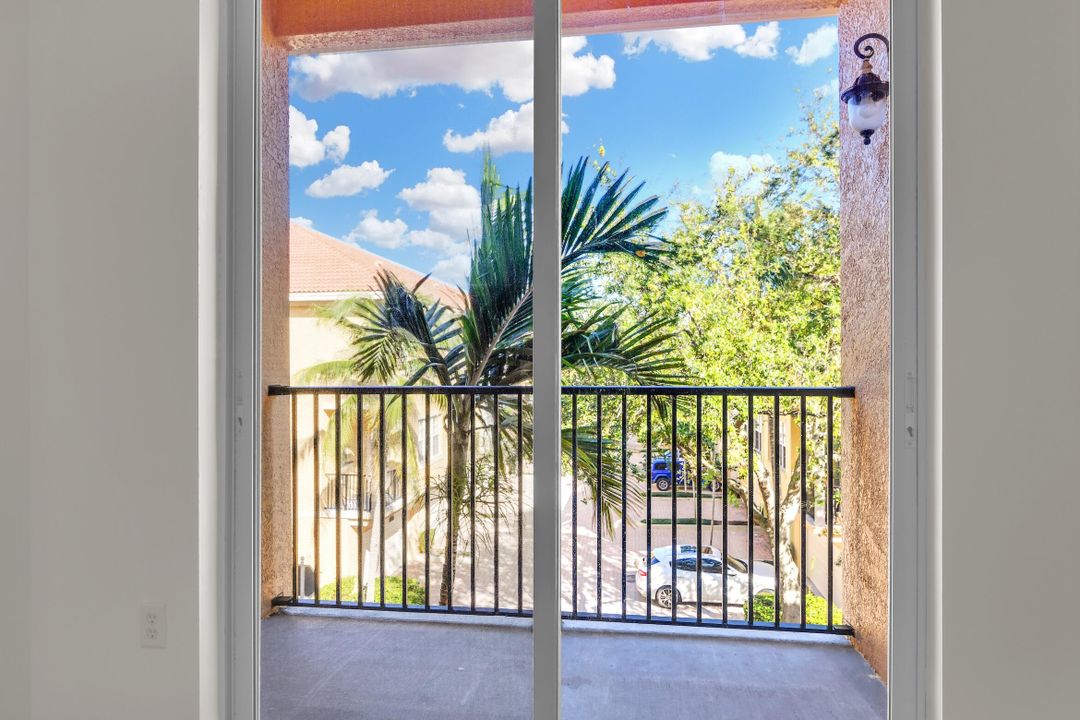 合同活跃: $3,500 (3 贝兹, 3 浴室, 2096 平方英尺)