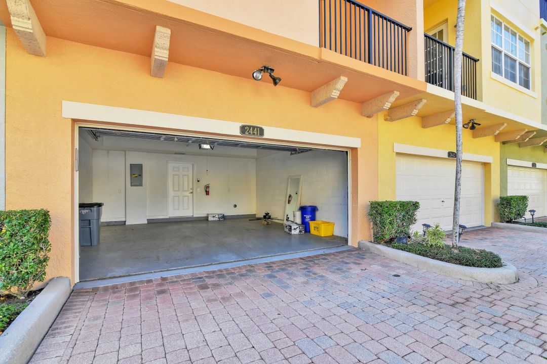 合同活跃: $3,500 (3 贝兹, 3 浴室, 2096 平方英尺)