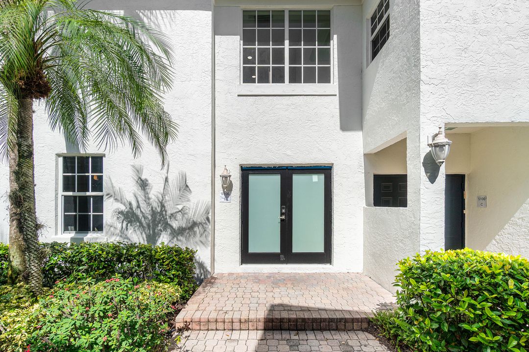 合同活跃: $899,000 (3 贝兹, 3 浴室, 2343 平方英尺)