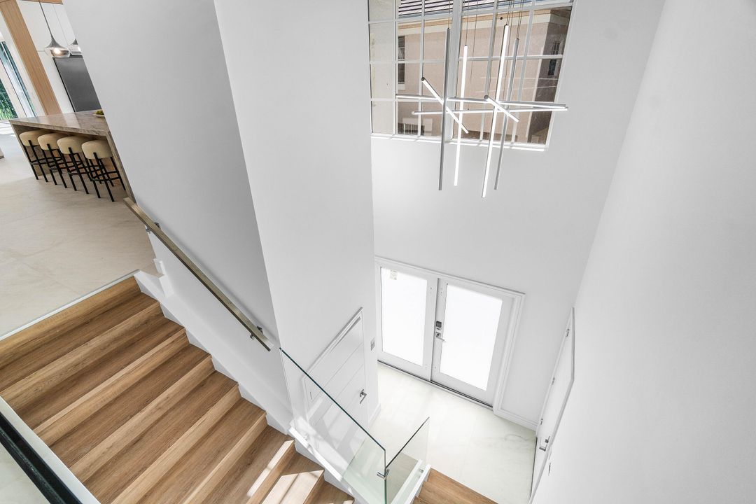 合同活跃: $899,000 (3 贝兹, 3 浴室, 2343 平方英尺)