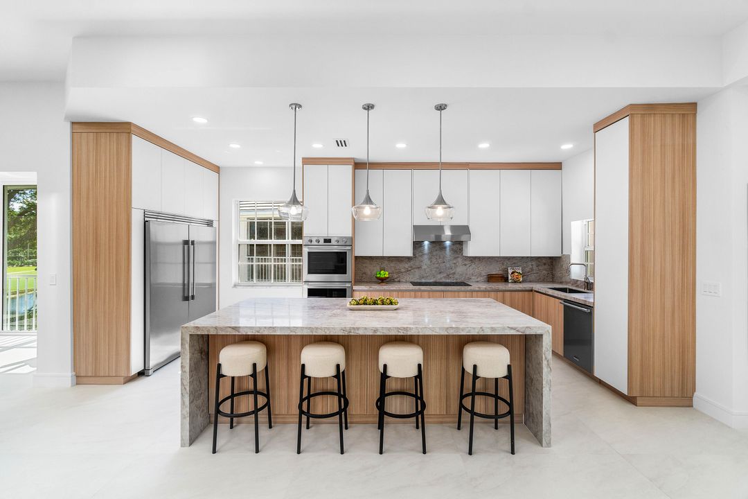 合同活跃: $899,000 (3 贝兹, 3 浴室, 2343 平方英尺)