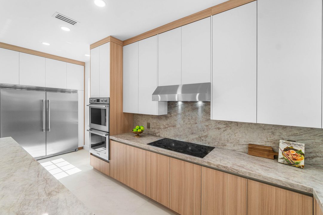 合同活跃: $899,000 (3 贝兹, 3 浴室, 2343 平方英尺)