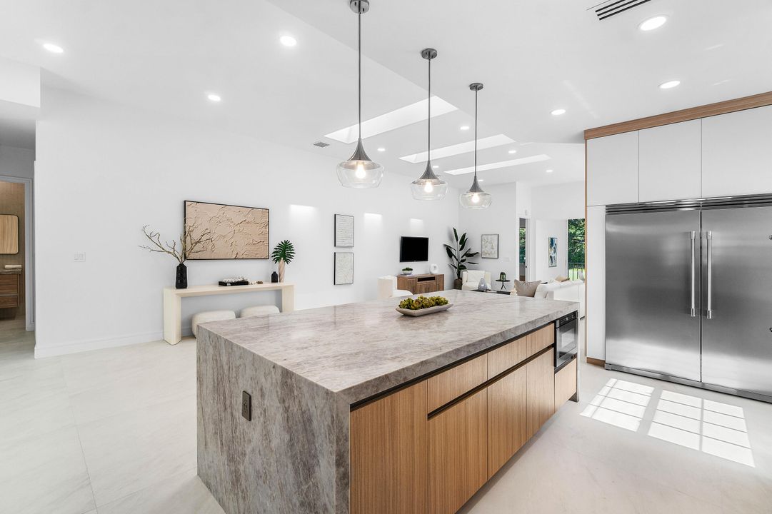 合同活跃: $899,000 (3 贝兹, 3 浴室, 2343 平方英尺)