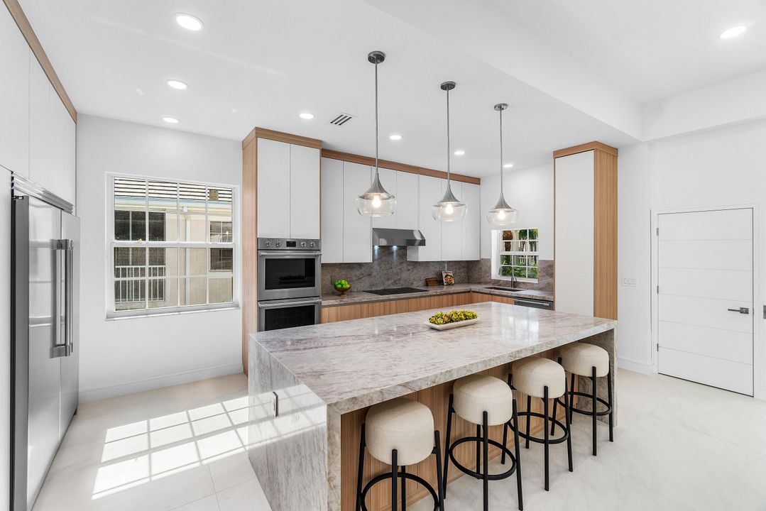 合同活跃: $899,000 (3 贝兹, 3 浴室, 2343 平方英尺)