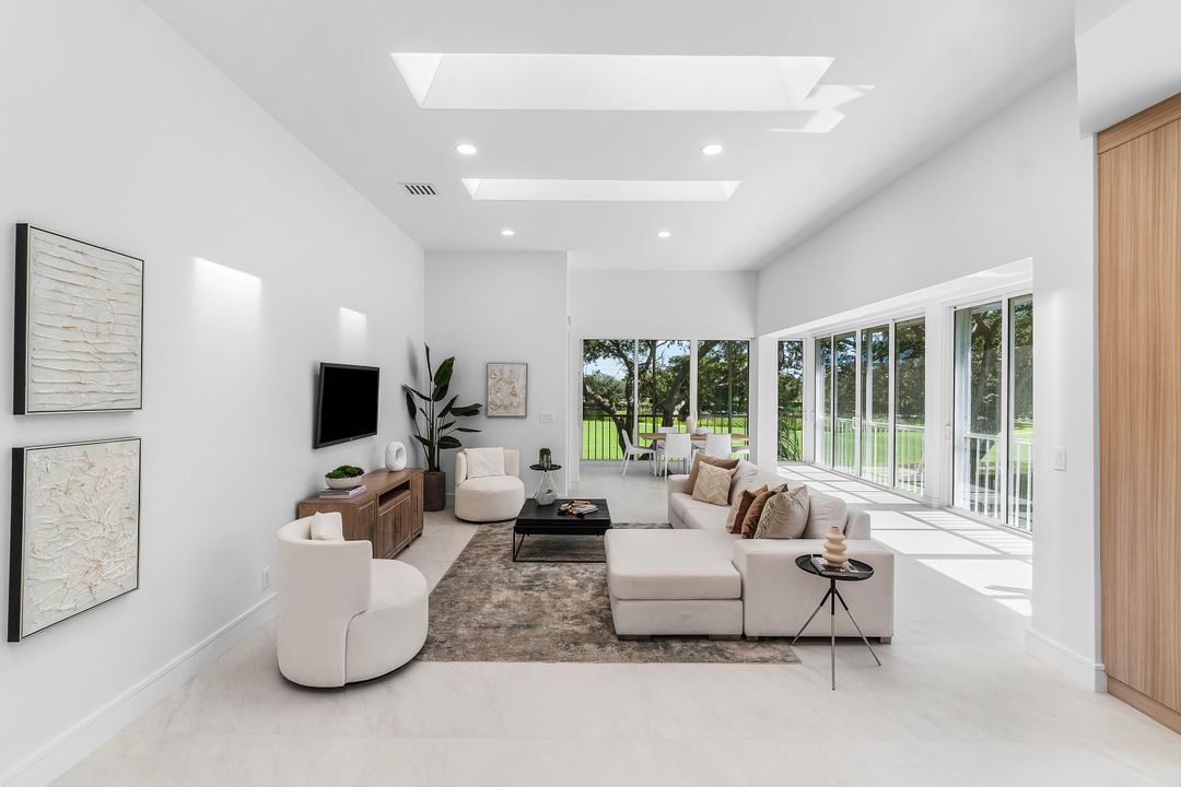 合同活跃: $899,000 (3 贝兹, 3 浴室, 2343 平方英尺)