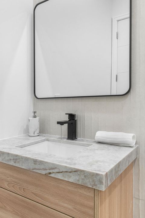 合同活跃: $899,000 (3 贝兹, 3 浴室, 2343 平方英尺)