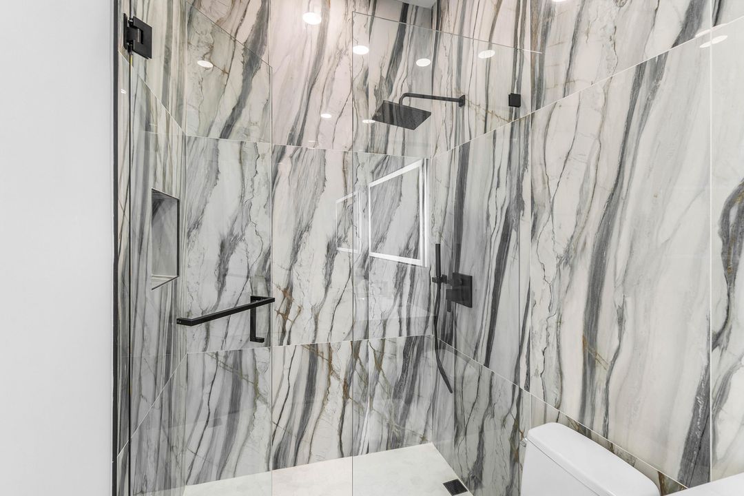 合同活跃: $899,000 (3 贝兹, 3 浴室, 2343 平方英尺)