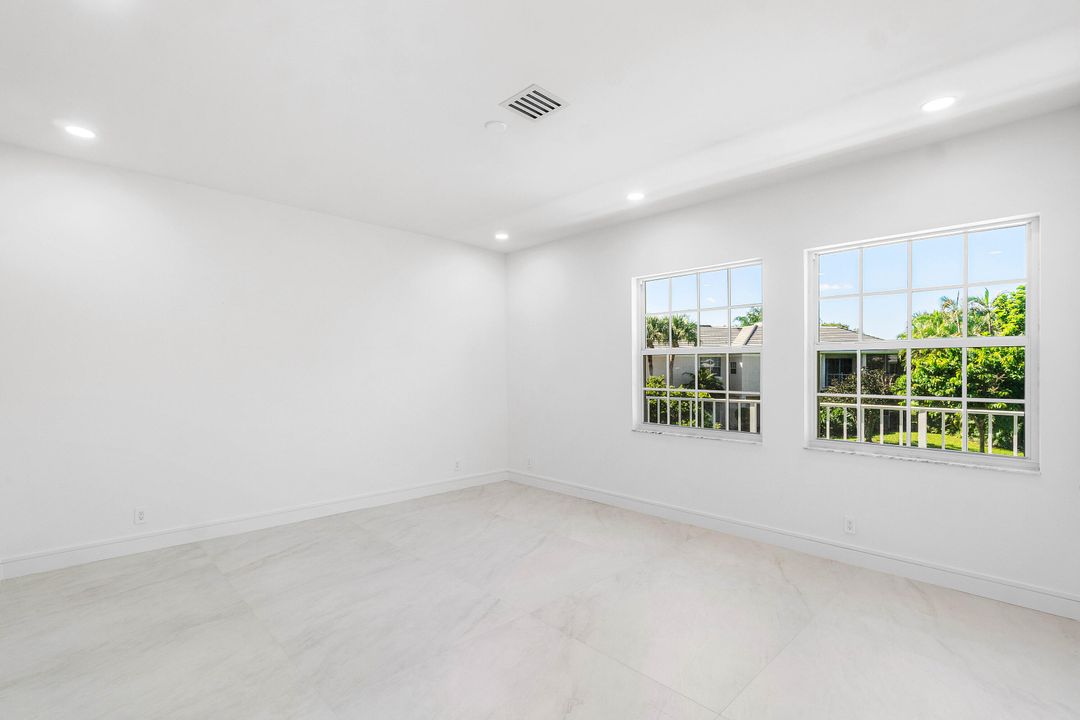 合同活跃: $899,000 (3 贝兹, 3 浴室, 2343 平方英尺)