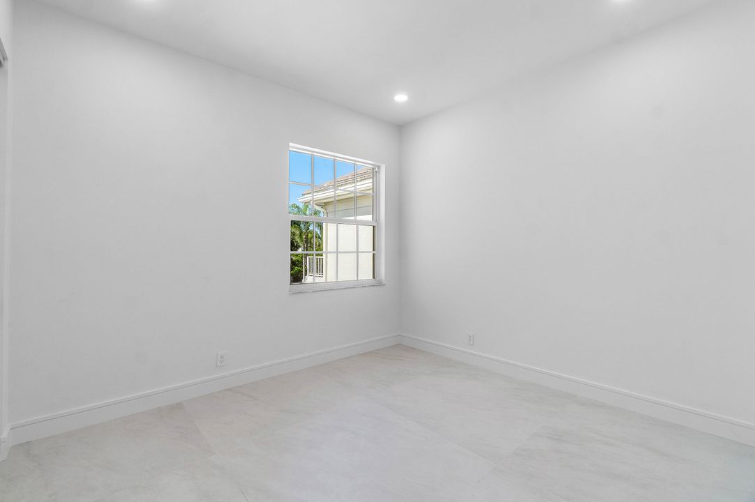 合同活跃: $899,000 (3 贝兹, 3 浴室, 2343 平方英尺)