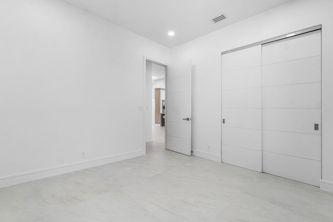 合同活跃: $899,000 (3 贝兹, 3 浴室, 2343 平方英尺)