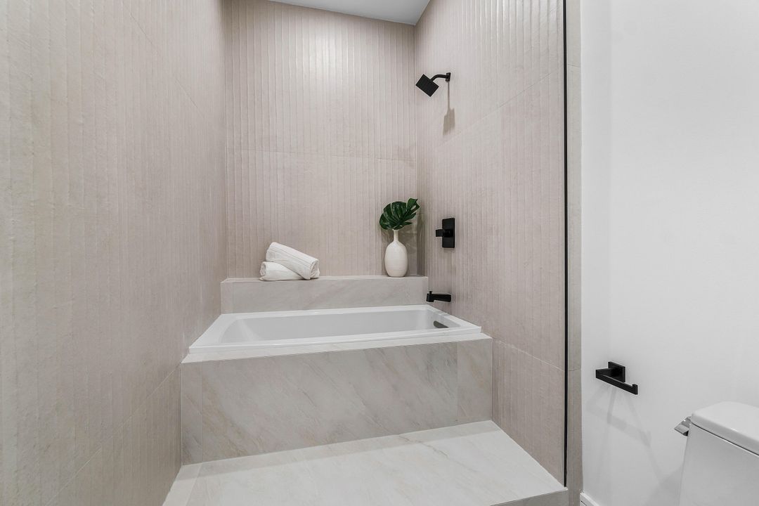 合同活跃: $899,000 (3 贝兹, 3 浴室, 2343 平方英尺)