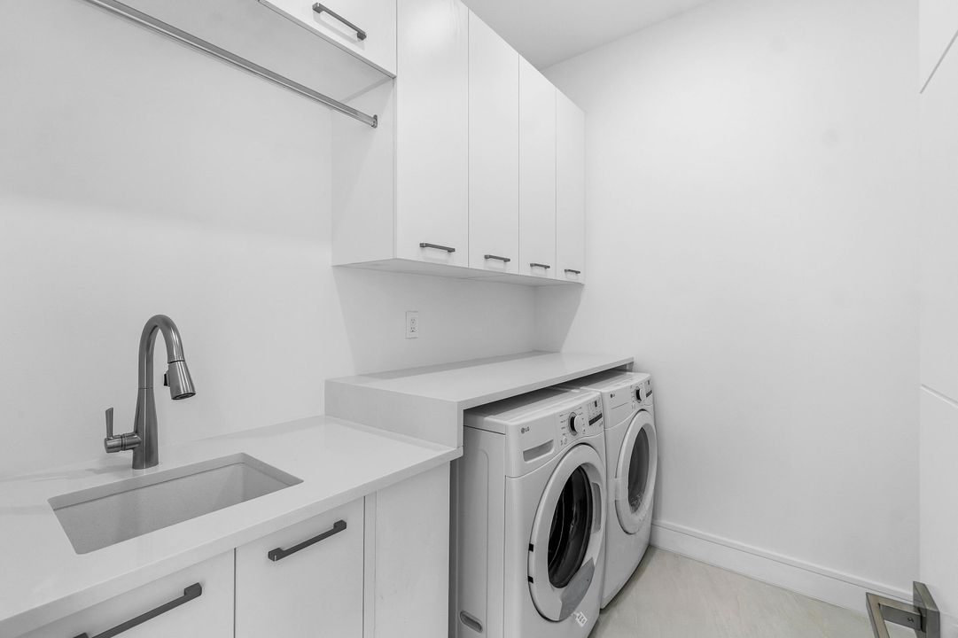 合同活跃: $899,000 (3 贝兹, 3 浴室, 2343 平方英尺)