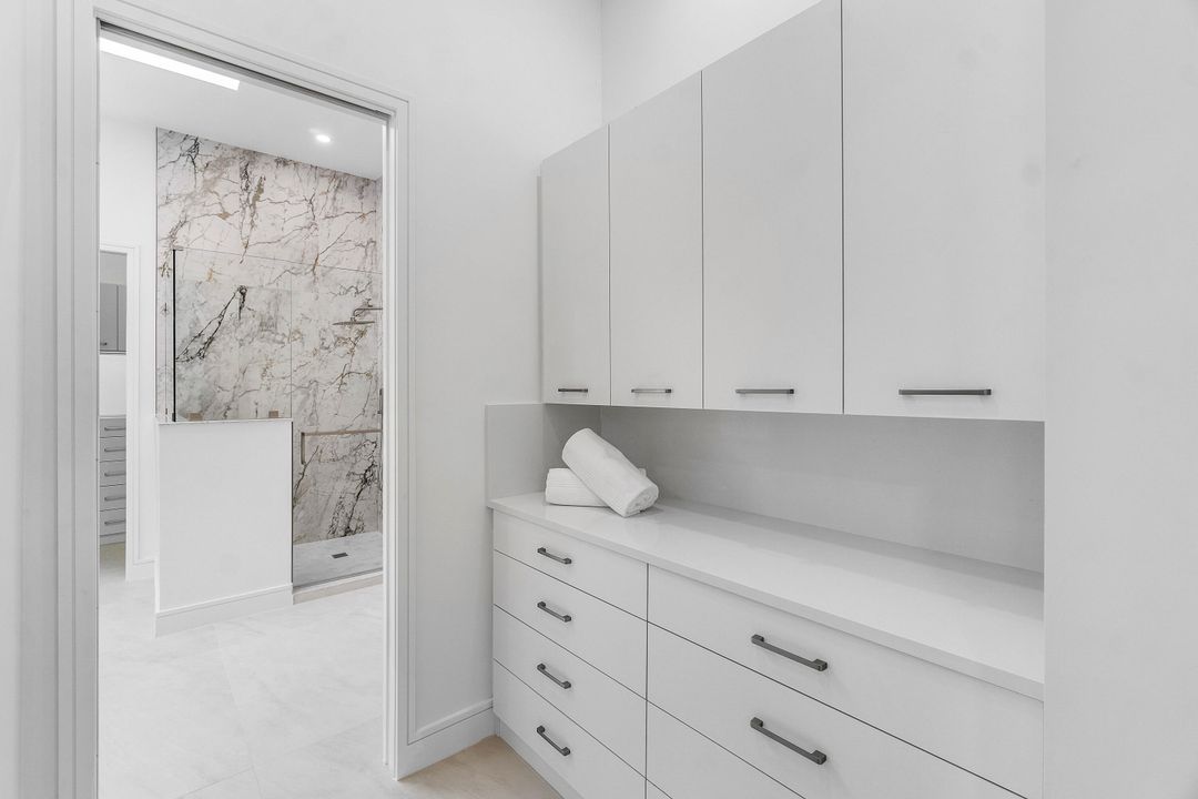 合同活跃: $899,000 (3 贝兹, 3 浴室, 2343 平方英尺)