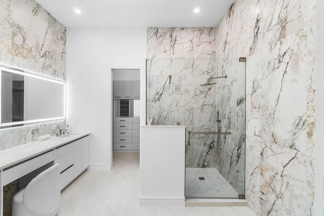 合同活跃: $899,000 (3 贝兹, 3 浴室, 2343 平方英尺)